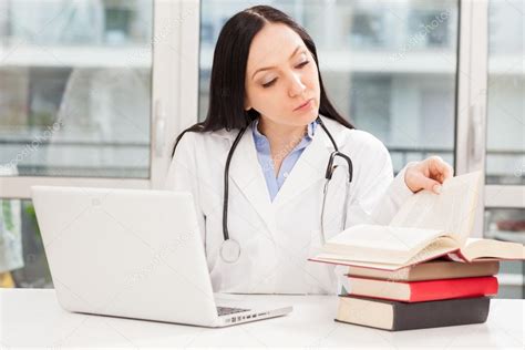 Doctora Está Estudiando Con Libros — Foto De Stock © Genious2000de