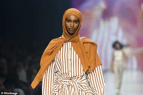Muslim Model Hanan Ibrahim On Wearing A Hijab On Runway Daily Mail Online