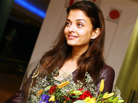 Aishwarya Rai Beauty In Flowers Wallpapers Hd Wallpapers Id 3385