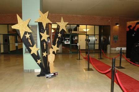 Here is your golden opportunity to sashay along the red carpet and pose for the paparazzi. Hollywood decoration ideas | Hollywood decorations ...