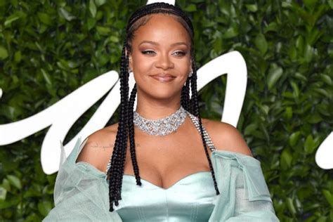 Rihannas First Selfie Of 2020 Is A Beauty Gem Essence