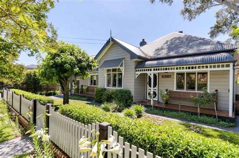 Found on countless traditional homes, and for good reason, white with green or black. 60 stunning australian farmhouse style design ideas (43) - Roomadness.com | Cottage exterior ...