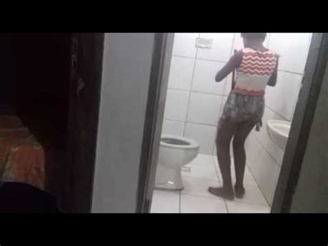 Mãe flagra filha dancando no banheiro YouTube