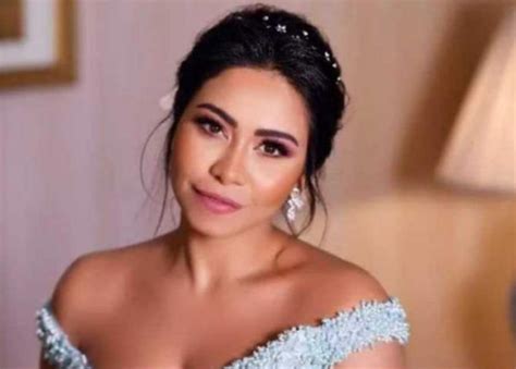 تألقت الفنانة شيرين عبد الوهاب في ارتداء فستان لونه بيج من الشيفون اللامع مبطن ببطانة من الكريب والفستان ثلاث أرباع كم ومزين أخر صيحات الأزياء للفنانة شيرين عبد الوهاب 2021. شيرين عبد الوهاب تحسم جدل احتيال حسام حبيب عليها | دنيا الوطن