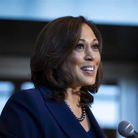 Harris is the vice president of the united states of america and the first woman of color to hold the office. SwashVillage | Kamala Harris Biografie
