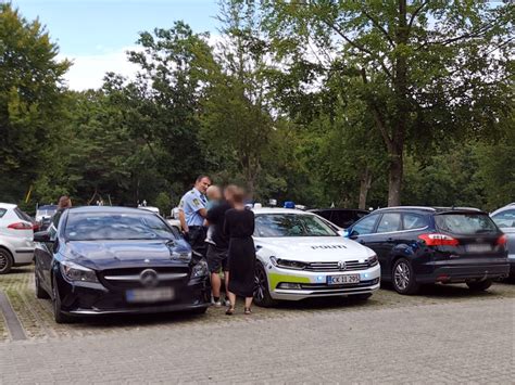 Politi fremviser patruljebil | Presse-fotos.dk