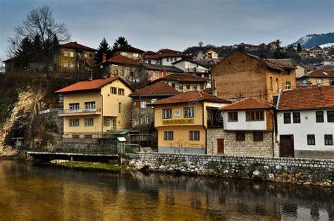 Altes Stadtstadtbild Sarajevos Durch Den Fluss Redaktionelles Stockfotografie - Bild von ...