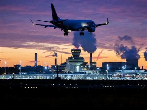 Reihum umarmen sie sich, es fließen tränen. Flughafen Tegel: Letzter Flug am Wochenende - Berlin.de