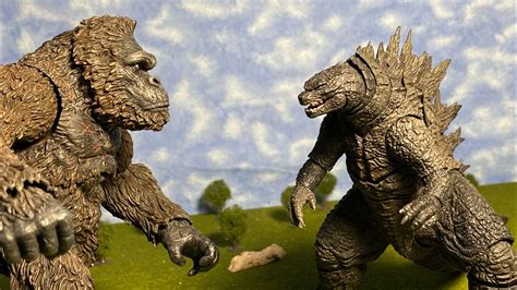 When kong escapes he heads on a collision course straight to godzilla. Godzilla vs King Kong (Stop Motion) - YouTube