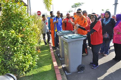 Teknologi hijau • menggalakkan penggunaan teknologi hijau dan bersih oleh industri ternakan • meningkatkan pengeluaran produk pertanian dan perladangan organik tempatan 3.5 perlombongan • memastikan pengeluaran bahan batuan hanya untuk kegunaan dalam negeri melaka sahaja. Teknologi Hijau Alor Gajah Melaka: PROGRAM TAMAN SIFAR SAMPAH