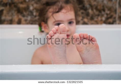 Wrinkled Bare Feet Coming Out Bathtub Foto De Stock