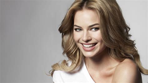 Margot Robbie Cute Smiling Hd Celebrities 4k Wallpapers Images Backgrounds Photos And Pictures