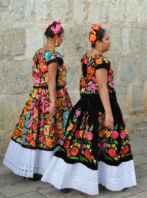 flic kr p vcrhgf tehuana women oaxaca mexico two women dressed in typical clothing