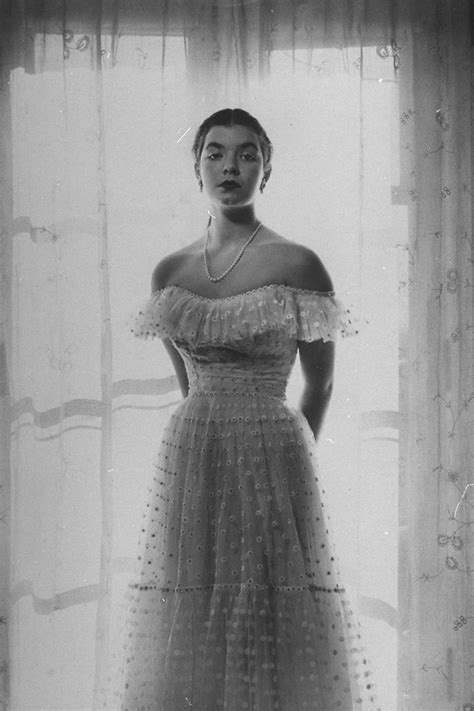 Fashion in the 1950s varied greatly from the beginning to end. 1950s Fashion Photos and Trends - Fashion Trends From The 50s