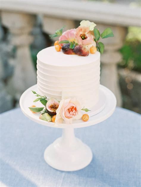 Simple Single Tier Wedding Cake With Fresh Flowers Wedding Cakes One Tier One Tier Cake Fruit