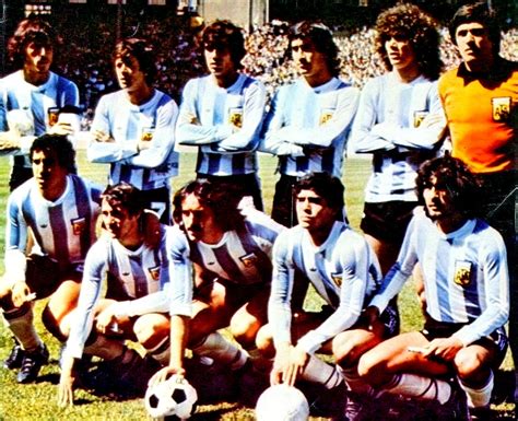 Nota periodística en el campo donde se llevara a cabo el entrenamiento de la seleccion argentina de futbol. SELECCIÓN DE ARGENTINA en la temporada 1978-79