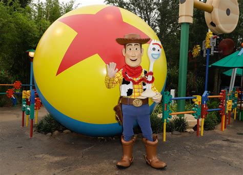Toy Story 4 Voice Cast And Director Visit Toy Story Land The Disney Blog