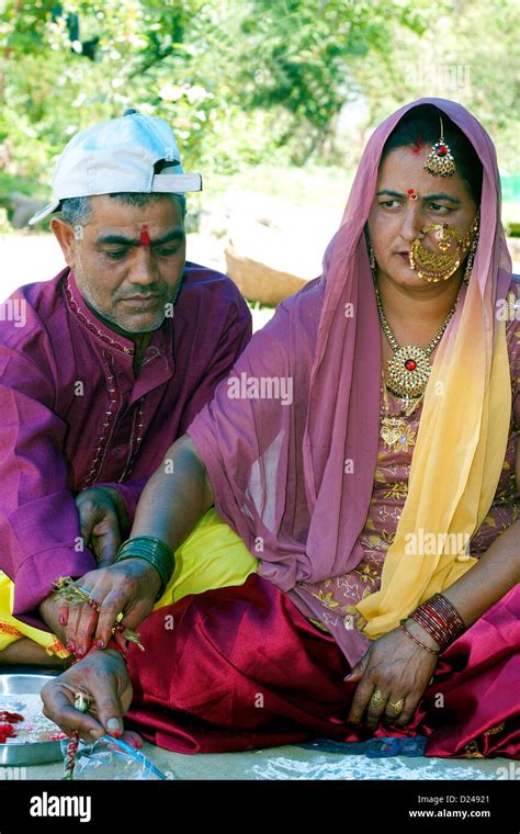 La Novia Y El Novio Pareja Vestido De Novia Vestido Mujer Hombre Pareja La Cultura Tradicional