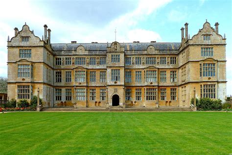 montacute house somerset is an elizabethan mansion built in 1598 by edward phelips the