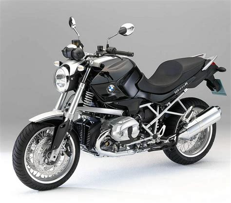 Although it's pretty large, it doesn't get in the way to the bars when turning, or distract the one that's really nice is the ability for this to clip into the railing system of the bmw r1200rt motorcycle, it's just very convenient. BMW R1200R Classic