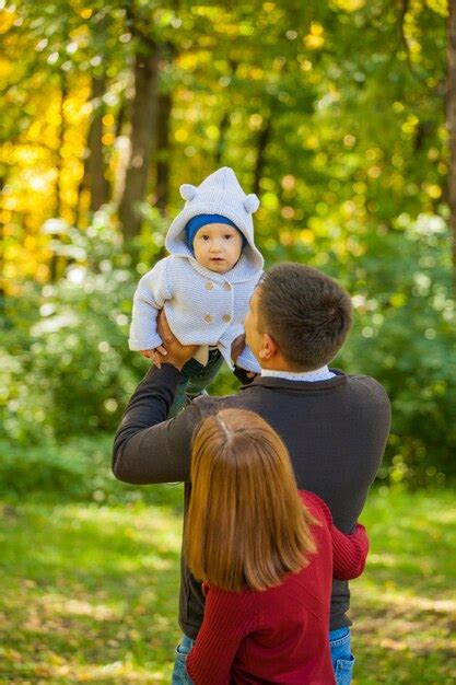 Madre Padre E Hijo En Un Paseo Por El Parque Foto Premium