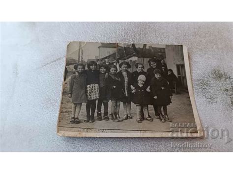 Снимка София Момичета на улица Кондтантинъ Величковъ Стари снимки Изделия от хартия