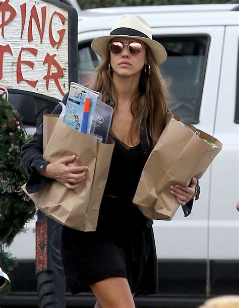 Jessica Alba Street Style Grocery Shopping In Hawaii