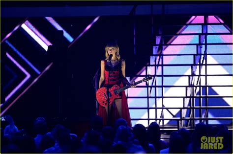 Taylor Swift Cmt Music Awards Performance 2013 Video Photo 2885266