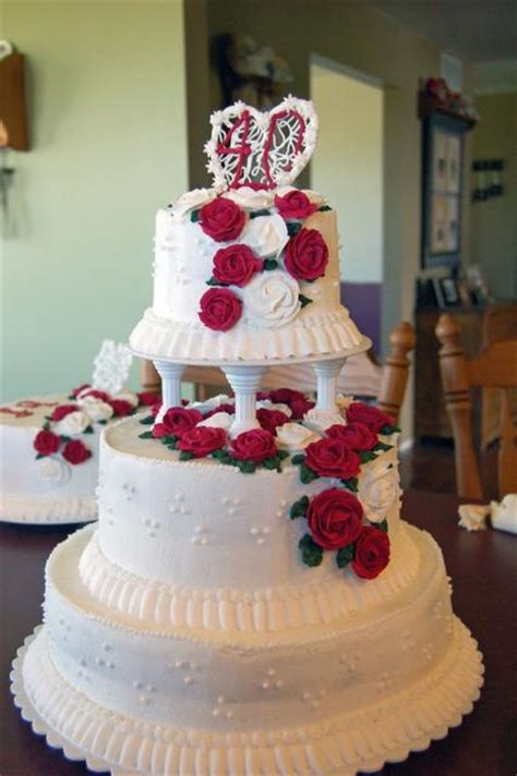 Ever wanted to know the wedding anniversary names and gifts by year? 40th Anniversary Cake with red roses.jpg (3 comments) Hi-Res 720p HD