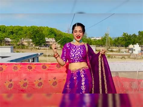 Watch Trending Video Of Desi Bhabhi Dance Goes Viral After Sapna Chaudhary सपना चौधरीच्या