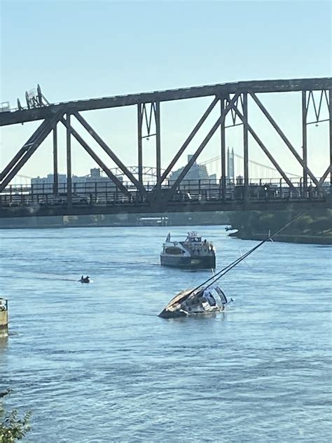 Roosevelt Islander Online: Sailboat Hits The Roosevelt Island Bridge