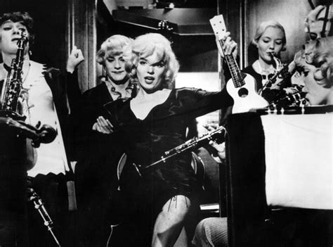 Il proibizionismo impera e i gangster escogitano tutti gli stratagemmi per poter spacciare l'alcol. Ricordando Marilyn Monroe, doppio omaggio su Rai Movie a ...