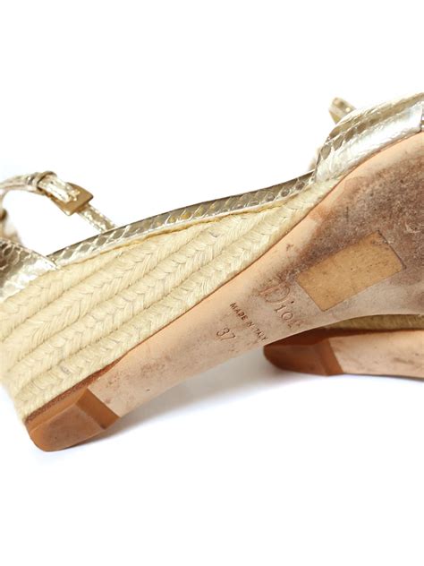 louise paris sandales à bride cheville en python doré et compensées en jute prix boutique 750