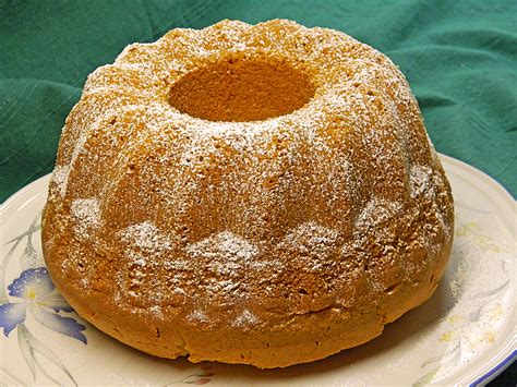 Dazu das mehl mit mandeln, 1 prise salz und zucker in einer schüssel mischen und auf eine arbeitsfläche schütten. Lockerer Vanille - Gugelhupf (Rezept mit Bild) von ...