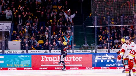 Eishockey Löwen Frankfurt feiern Heimsieg gegen Düsseldorf