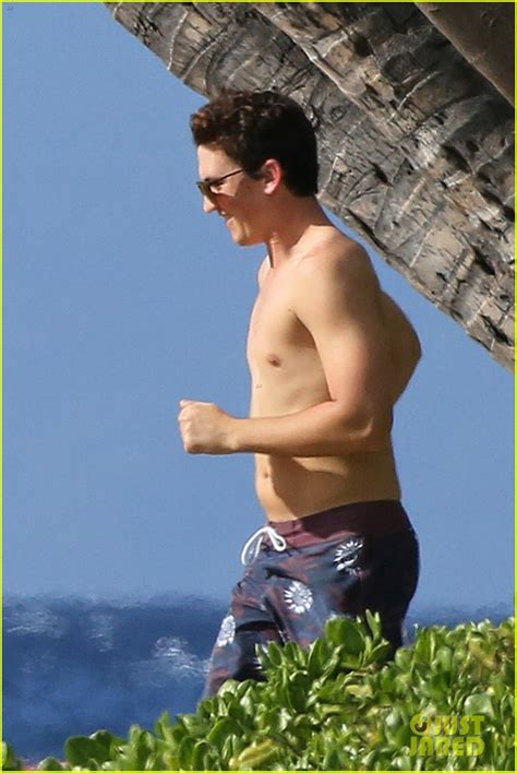 Photo Miles Teller Goes Shirtless In Hawaii With Girlfriend Keleigh Sperry 11 Photo 3819814