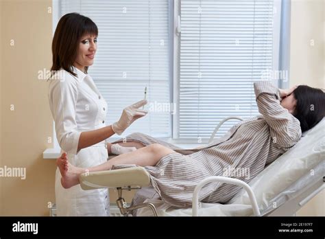 Frauenarzt Mit Spritze Macht Eine Injektion Zu Patienten In Der Gynäkologie Stuhl