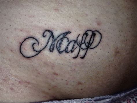 A Woman S Stomach With The Word Mom Written In Cursive Writing On It