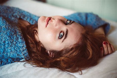 ウール、 赤い爪、 ベッドの中、 女性、 背中に横たわっている、 赤毛、 セーター、 見る人、 青い目、 Hdデスクトップの壁紙 Wallpaperbetter