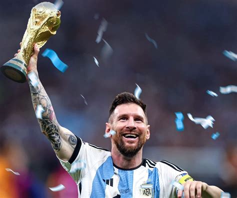 Argentine Messi Se Lâche Dans Le Vestiaire Après Son Sacre En Coupe Du Monde Vidéo
