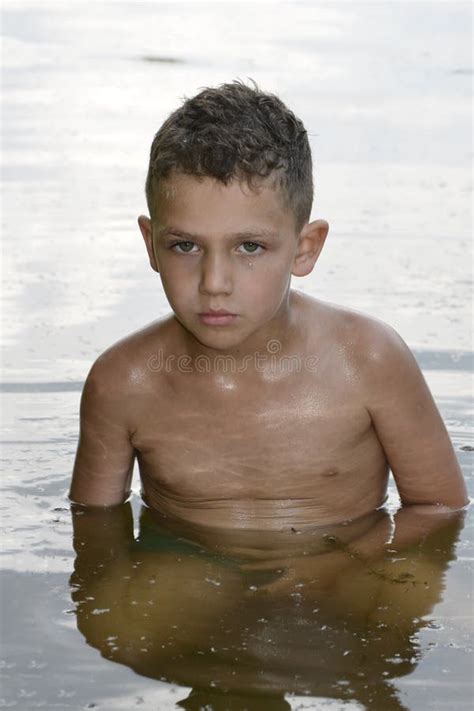 Im Sommer Des Ernsten Gelockten Jungen Wird Im Rive Gebadet Stockfoto