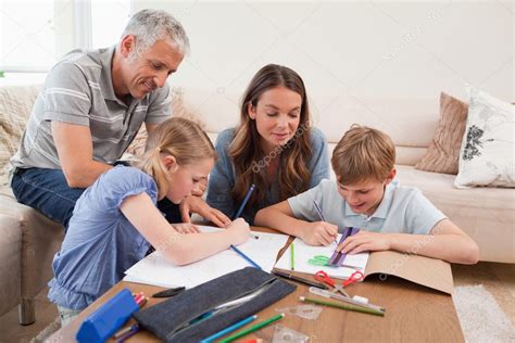Parents Helping Their Children To Do Their Homework — Stock Photo