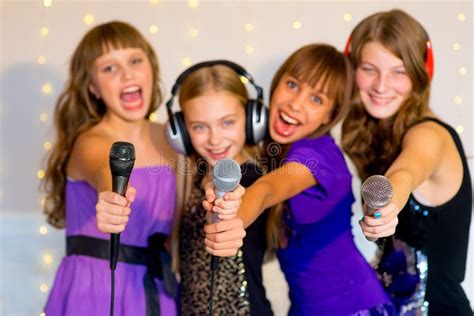 Groupe De Filles Heureuses Chantant Sur Le Karaoke Image Stock Image