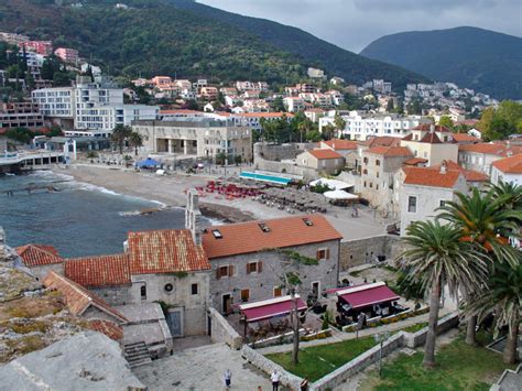 It is a gem on the adriatic coast with architecture that transports you back to the middle ages. Conocer la ciudad de Budva en Montenegro.