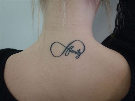 Significado de tatuajes de infinito con nombres, iniciales (mujeres y hombres) como de la nada, los tatuajes de infinito han copado todas las listas de símbolos más tatuados en los últimos años. Los tatuajes de infinito con nombres