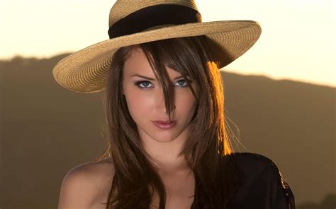 Malena Make Girl Morgan Hat Face P Woman Brunette Beautyful