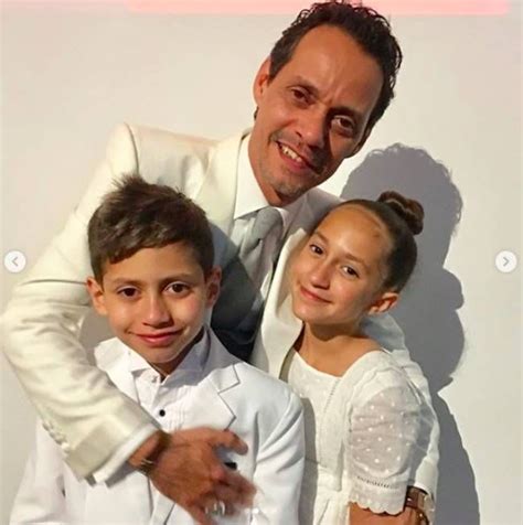 Jennifer Lopezs Twins Max And Emme Spark Reaction In Rare Photo With
