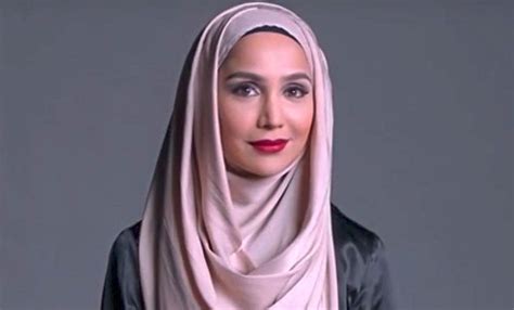 amena khan l oréals liebling ist eine frau mit kopftuch mode and kosmetik derstandard de