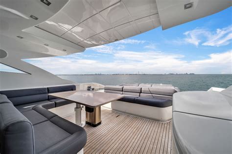 72 Pershing Luxury Yachting
