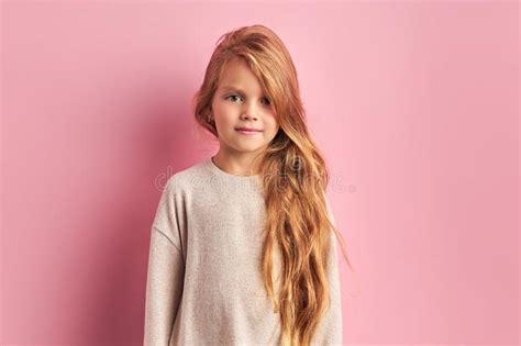 Stil Onderdanig Meisje Geïsoleerd Op Roze Achtergrond Stock Afbeelding
